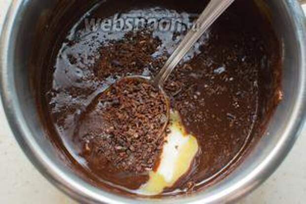 К растопленному шоколаду добавьте какао-бобы (20 г), сливочное масло (25 г), 1 щепотку соли. Размешайте. 