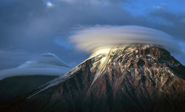 Облака над вулканами Камчатки