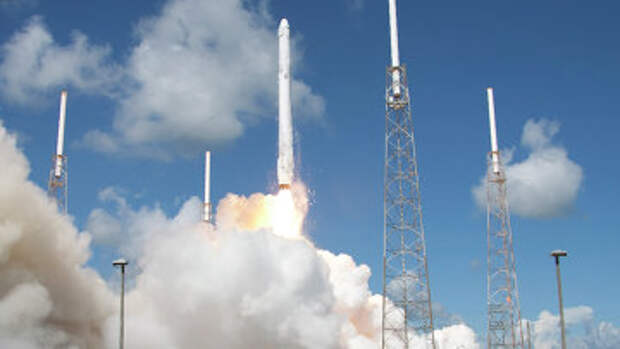 Запуск ракеты SpaceX Falcon 9 со спутником Dragon с мыса Канаверал, США. Архивное фото