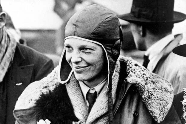 Американская летчица Амелия Эрхарт по прибытии в Саутгемптон после трансатлантического перелета