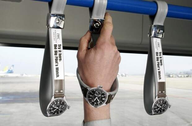 6. Швейцарский часовой бренд IWC рекламирует свои часы Big Pilot Watch, позволяя их примерить вот таким образом интересно, креативная реклама, рекламные, трюки