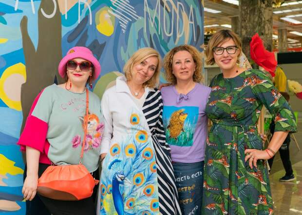 Дизайнер Елена Махиня (вторая справа) с поклонницами ее творчества / Фото: Анастасия Сидорова