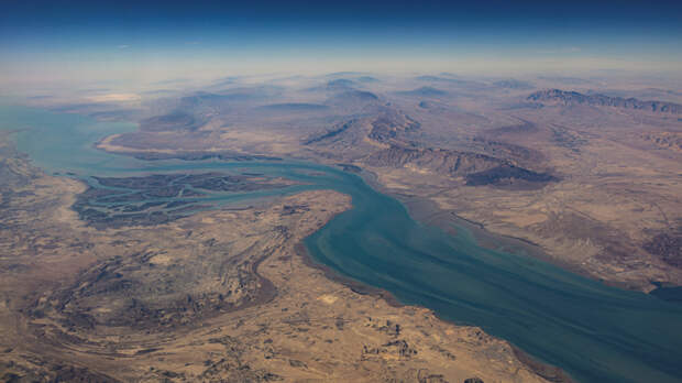 Атакованный танкер тонет в Ормузском проливе