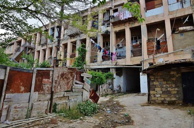 Трущобы Баку и дети, живущие в ядовитой кислоте