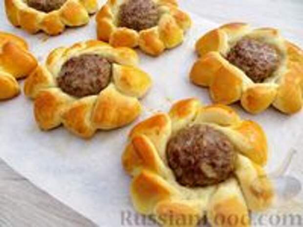 Фото к рецепту: Булочки-цветочки с мясными котлетами