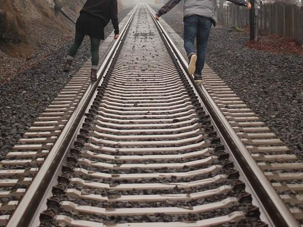 В Кузбассе электропоезд сбил 16-летнюю девушку