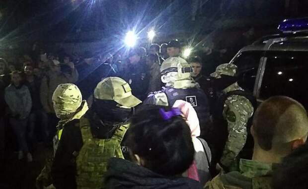 На фото: местные жители и сотрудники полиции около гаражного комплекса, где было найдено тело ранее пропавшей 9-летней девочки