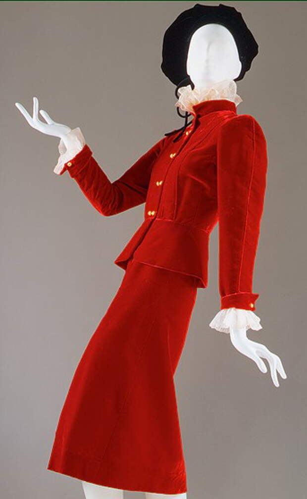 Вот костюм, созданный Коко Шанель, хранящийся теперь в Метрополитен-музее. Великая Мадемуазель соединила в нём два века, XVIII и XX – её вдохновил один из персонажей Жана-Антуана Ватто, знаменитого французского художника. 