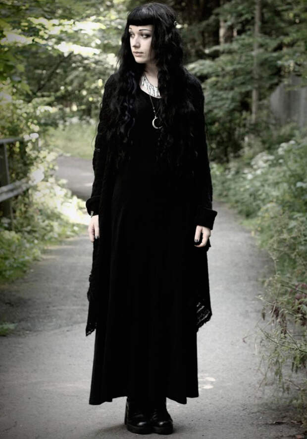 Мрачные мистические образы с черным платьем и с черной юбкой