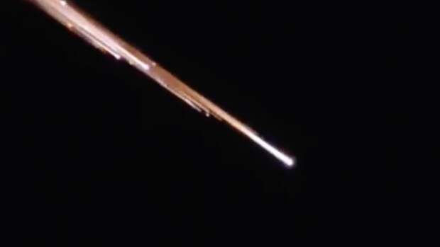 Жители Индонезии сняли на видео летящий по небу светящийся объект и испугались