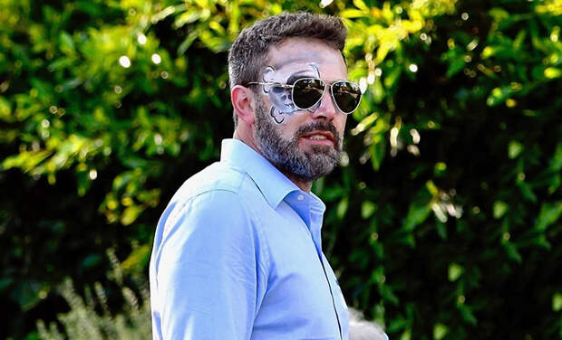 Не узнаю вас в гриме: Бен Аффлек учится азам маскировки и пугает соседских детей