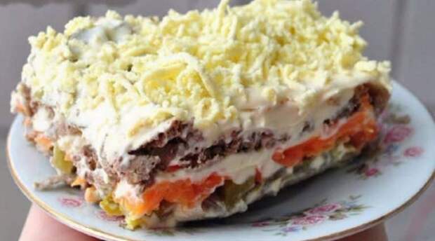 Слоеный салат с печенью и маринованными огурцами
