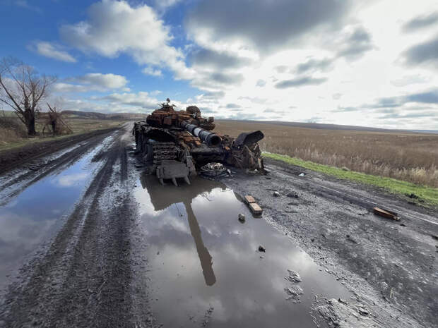 Уничтоженный танк ВСУ из колонны - РИА Новости, 1920, 02.12.2025