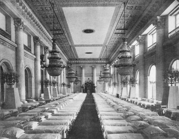 25 октября 1917 года стрельбу по Зимнему дворцу - госпиталю с сотнями раненых - вела не "Аврора"