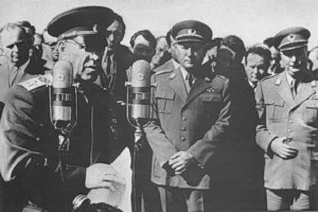 Фотобиография маршала победы Георгия Константиновича Жукова.