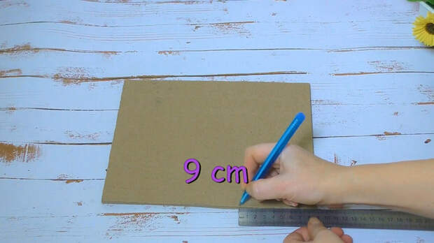 Применила упаковочную бумагу и старый гофрированный картон. чтобы сделать функциональные органайзеры для дома.