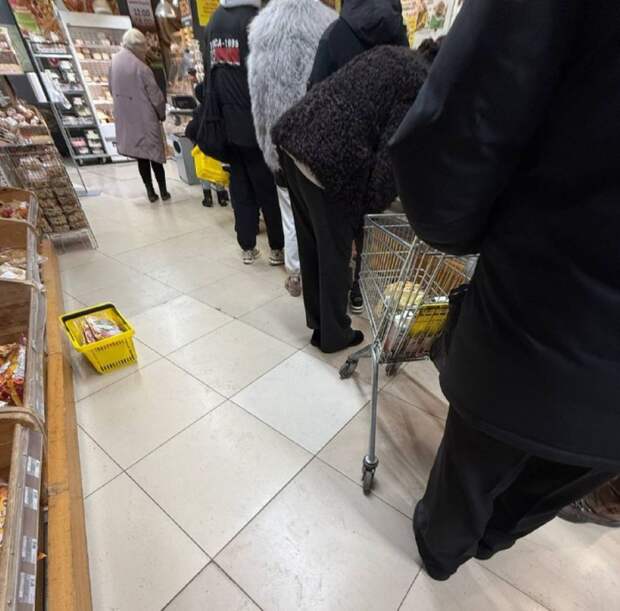 Оливье-апокалипсис: во Владивостоке выстроились очереди за новогодними салатами