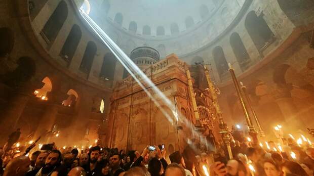 Благодатный огонь от гроба Господня доставили в Минск