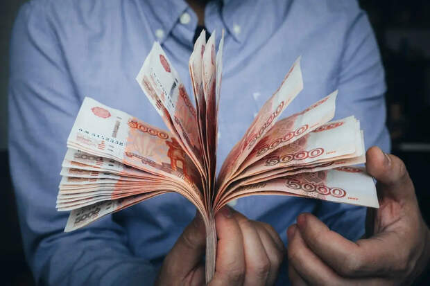 Так надёжнее: 15% жителей России хранят все накопления наличкой «под матрасом»