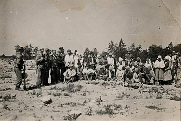 На снимке группа крестьян-"золотоискателей", запечатленных на горе останков в Треблинке, где были захоронены  почти 800 000 евреев. 