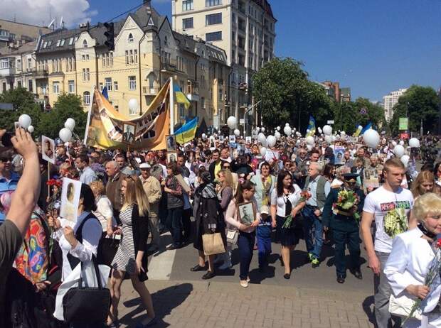 Бессмертный полк на Украине: георгиевские ленты, зеленка и уголовные дела Бессмертный полк на Украине: георгиевские ленты, зеленка и уголовные дела