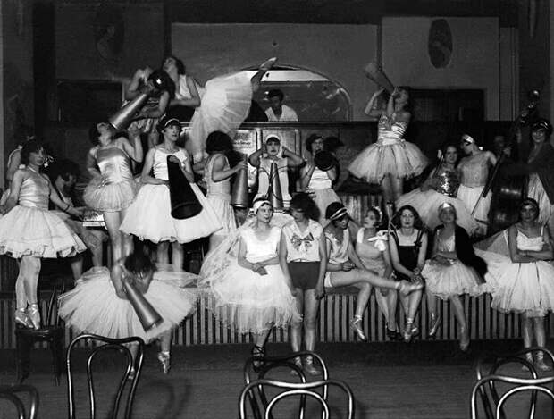 18 редких старинных фотографий танцовщиц кан-кана из Мулен Руж