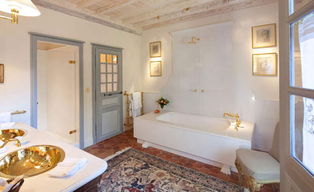Белая ванная комната с позолоченными раковинами