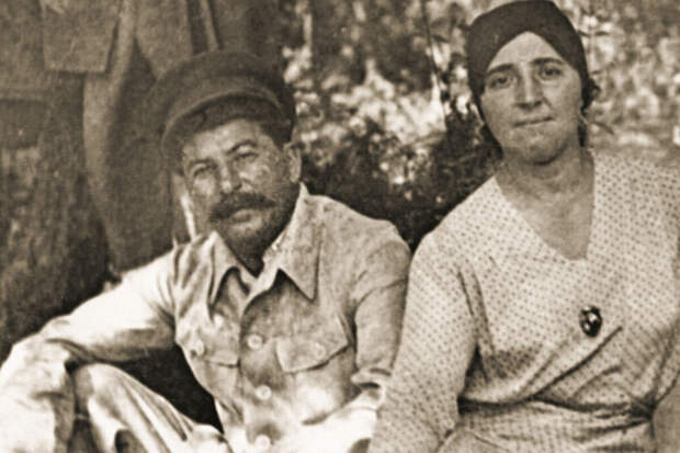 Писательница Дешкова выпустила книгу о судьбе племянницы Сталина