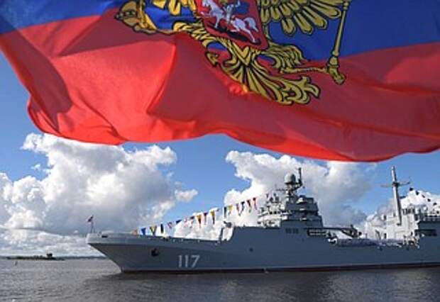 Верховный Главнокомандующий обошёл на катере парадную линию боевых кораблей на Кронштадтском рейде.