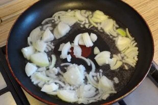 Разогреваем на сковороде растительное масло и прогреваем на нём лук не дольше минуты.  