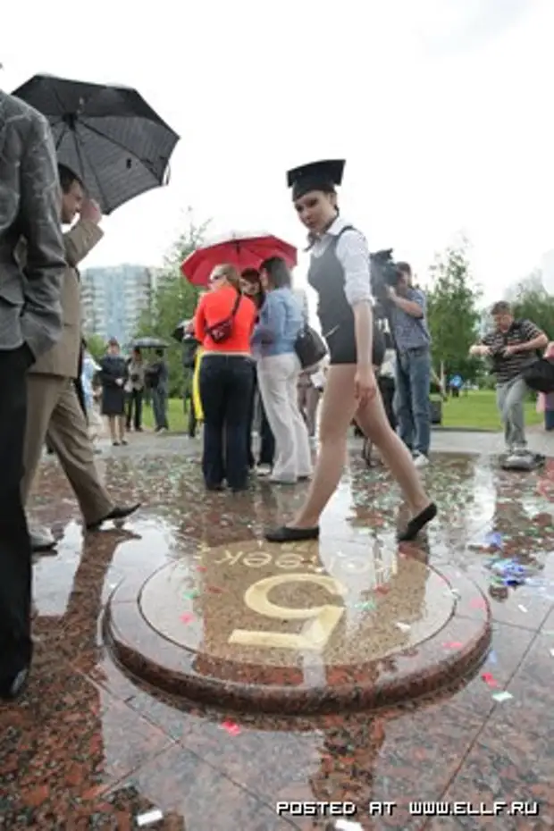 Памятник студенческим приметам в москве что делают. Памятник студенческим приметам в парке 850 летия Москвы. Памятник студенческим приметам в Марьино. Счастливый пятак памятник. Памятники посвященные студентам в Москве.