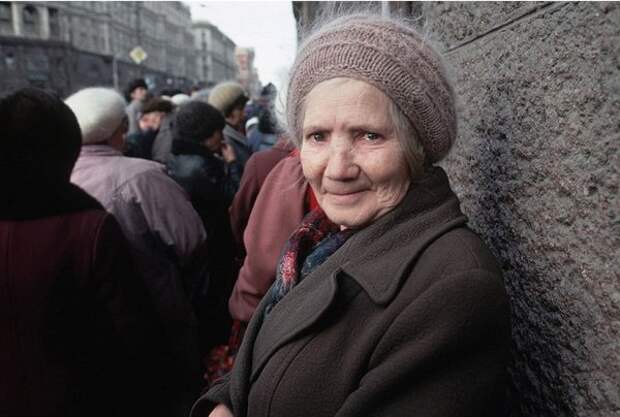 1991. Москва. Женщина в очереди