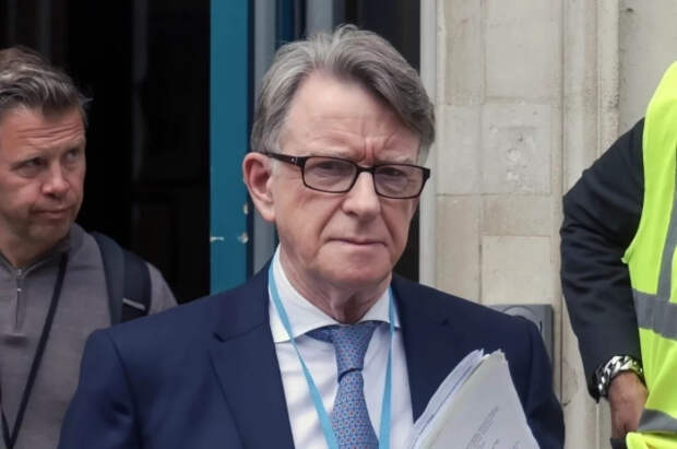 Полиция обыскивает дома экс-посла Британии в США из-за связей с Эпштейном