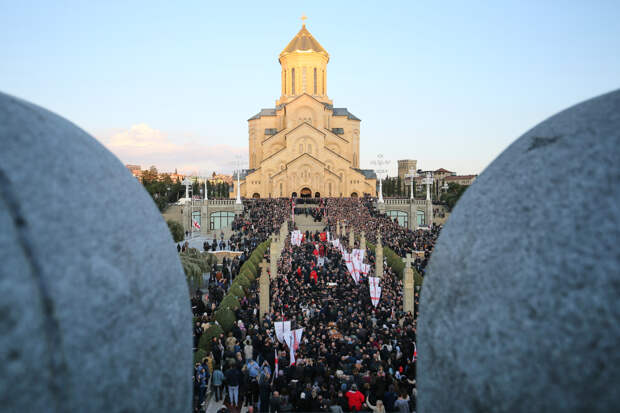 Тысячи людей простояли всю ночь в очередях на улицах Тбилиси ради одной цели