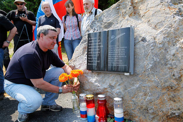 Владимир Мукусев у мемориала на месте гибели Геннадия Куринного и Виктора Ногина