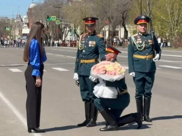 Предложение руки и сердца сделал курсант во время парада Победы в Благовещенске