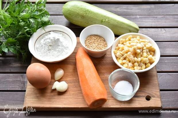 Для приготовления котлет подготовить необходимые продукты. Кукурузу я использую замороженную. Зелень также можно использовать замороженную. Кабачок можно заменить цукини. Так как кабачок молоденький, я не удаляла семена и кожуру. Для приготовления котлет подготовить необходимые продукты. Кукурузу я использую замороженную. Зелень также можно использовать замороженную. Кабачок можно заменить цукини. Так как кабачок молоденький, я не удаляла семена и кожуру.