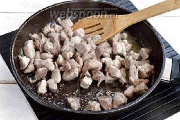 500 г мяса промыть, очистить от плёнок и лишнего жира. Нарезать мелкими кусочками и обжарить на подсолнечном масле (5 ст. л.) до румяной корочки. Вынуть мясо без жира в отдельную посуду.