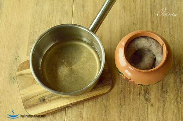 Украинская кухня. Колбаса жареная крестьянская в глечиках
