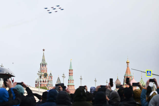 Парад Победы в Москве завершился пролетом авиационных групп высшего пилотажа