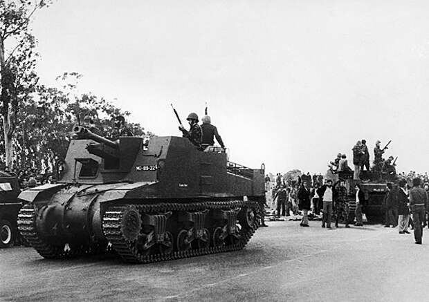 Подавление левого мятежа 11 марта 1975 года. Фото:  Keystone-France / Gamma-Keystone / Getty Images / Fotobank.ru
