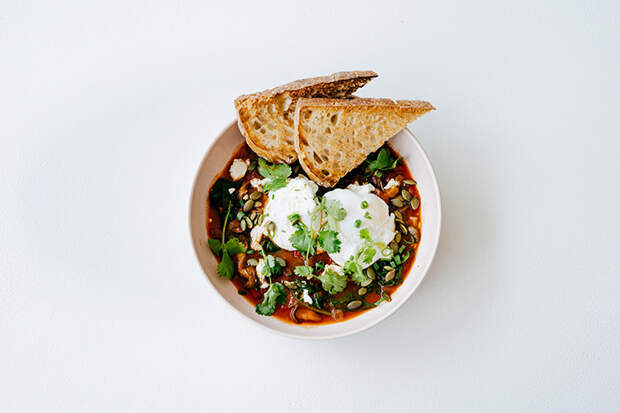 Шакшука с пряным соусом и брынзой