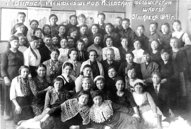 А ты, Святик, мог бы лечь с гранатой под танк? А ты, Святик, мог бы лечь с гранатой под танк?