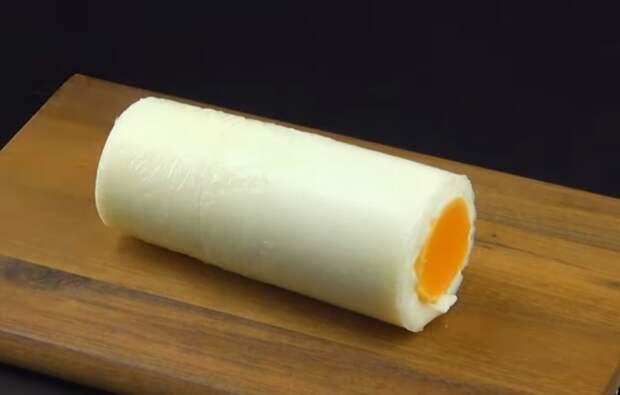 Цилиндрическая форма смотрится оригинально и удобна для нарезки яйца на бутерброды. 