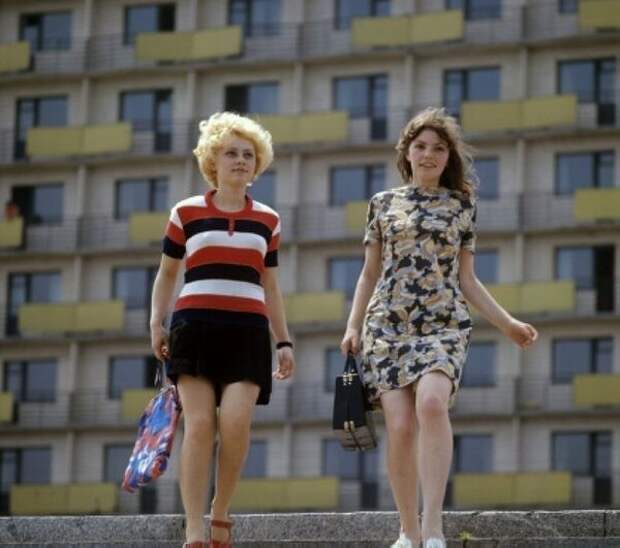 Девушки носили платья и были женственными.