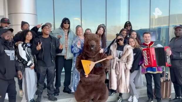 Рэпера Flo Rida встретили в Москве хитом Low с народными инструментами и медведем