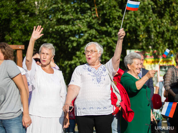 Торжественный митинг и автопробег в честь празднования дня Флага России. Сургут, пенсионеры, флаг россии