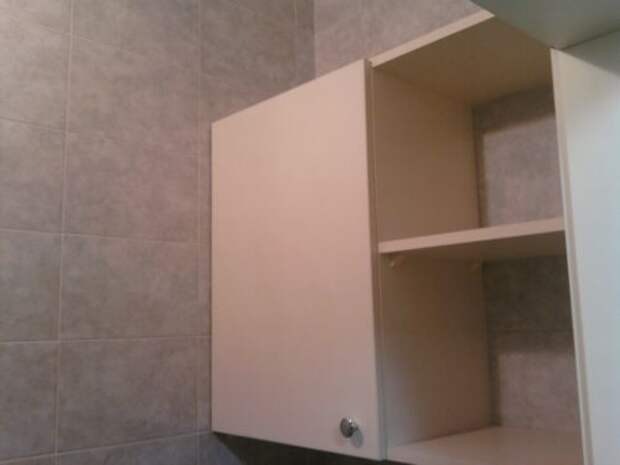 Шкафчик встроенный, ДСП — ваниль, находится в туалете.