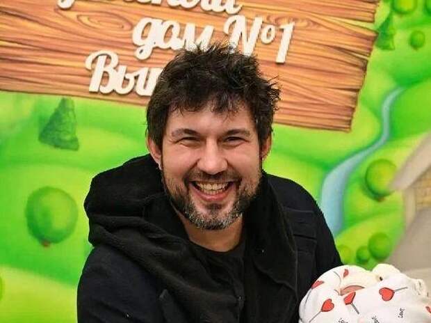 Десятая жена Алибасова-младшего через суд пытается забрать у него годовалую дочь