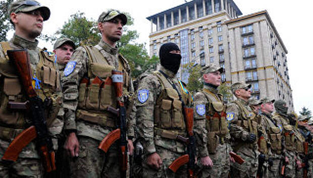 Добровольцы батальона Сич во время отправки в зону вооруженного конфликта на юго-восток Украины. Архивное фото